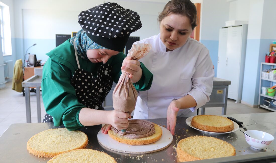 Üzümlü Mesleki ve Teknik Anadolu Lisesi’nde eğitim gören 12. sınıf