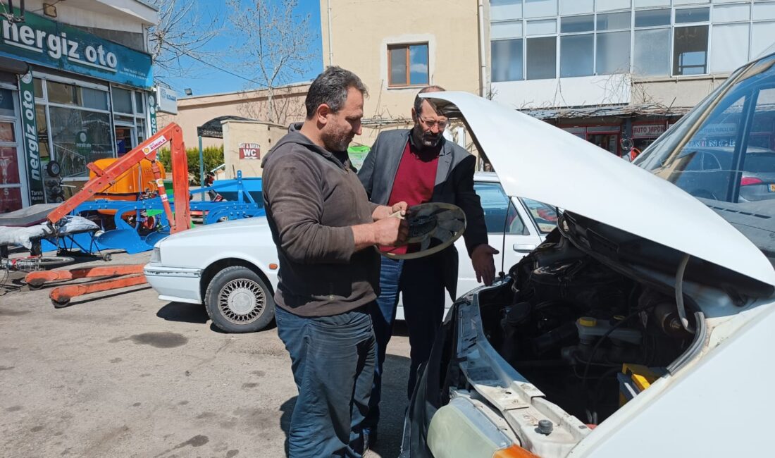 Erzincan’da oto tamir ustası Mehmet Keskin, yaz sıcaklarının araç motorlarında