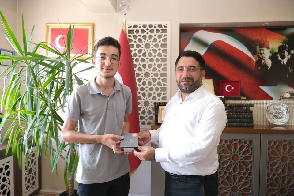 Liselere Geçiş Sınavı’nda (LGS) Türkiye birincisi olan Mehmetçik Ortaokulu öğrencisi