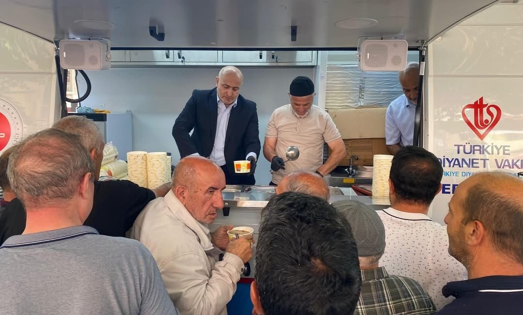 Erzincan Merkez Uzun Çarşı’da hayırsever esnafın katkılarıyla düzenlenen Âşûrâ Etkinliği,