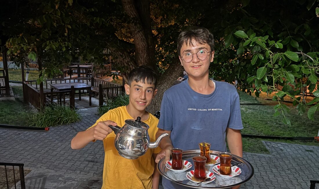Erzincan’ın merkez Ekmekli (Sılbıs) köyünde yaz akşamları köy konağı bahçesi,