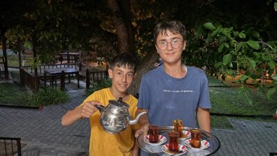 Erzincan’ın merkez Ekmekli (Sılbıs) köyünde yaz akşamları köy konağı bahçesi,