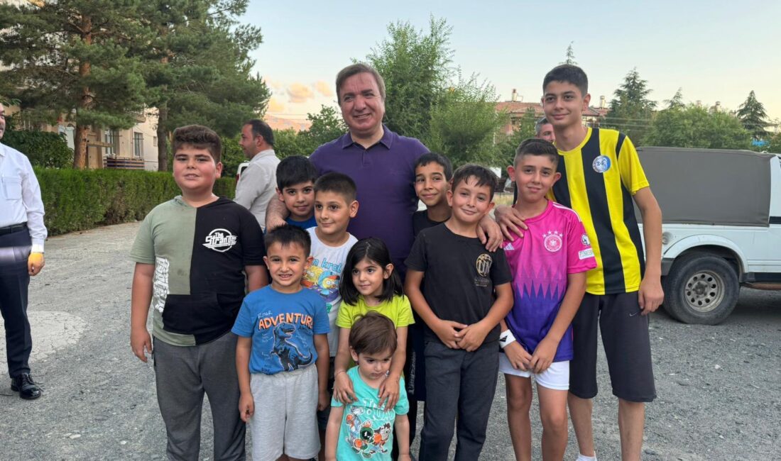 Erzincan Valisi Hamza Aydoğdu, kent merkezinde gerçekleştirdiği ziyaretlerde esnaf ve