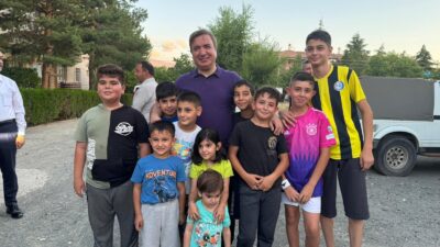 Erzincan Valisi Hamza Aydoğdu, kent merkezinde gerçekleştirdiği ziyaretlerde esnaf ve