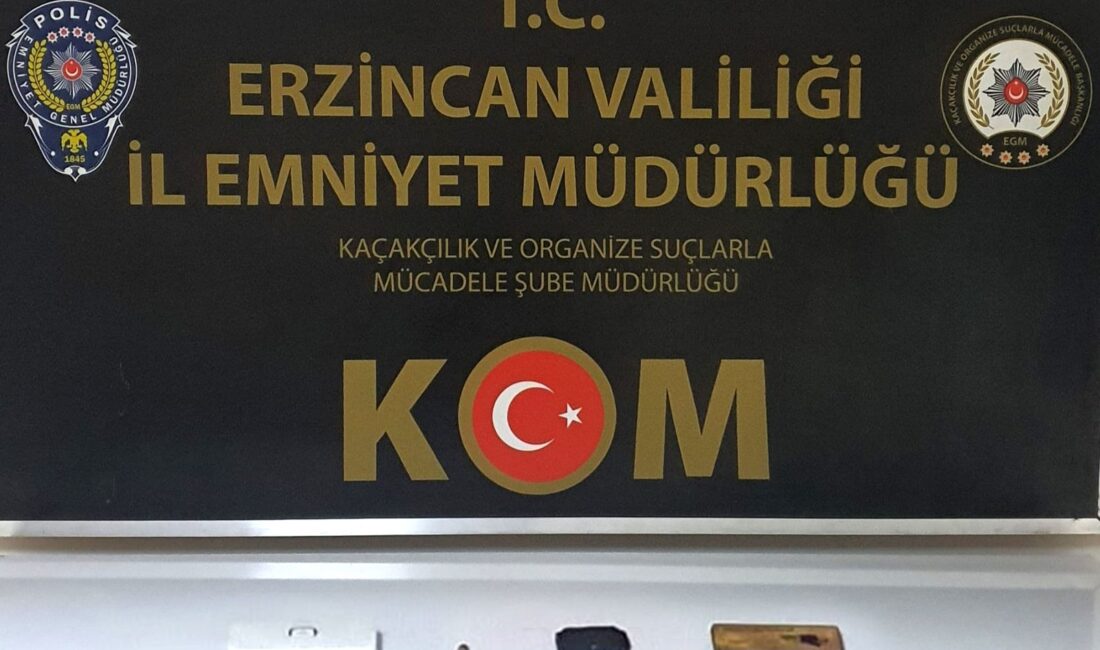 Erzincan’da Motorlu Taşıtlar Sürücü Adayı E-Sınavı’nda kopya düzeneğiyle yakalanan bir