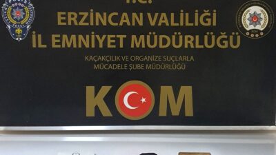 Erzincan’da Motorlu Taşıtlar Sürücü Adayı E-Sınavı’nda kopya düzeneğiyle yakalanan bir