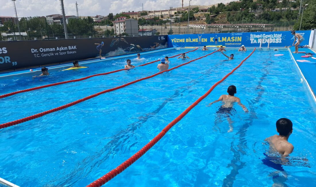 Tercan’da Gençlik ve Spor İlce Müdürlüğünün destekleriyle ” Yüzme Bilmeyen