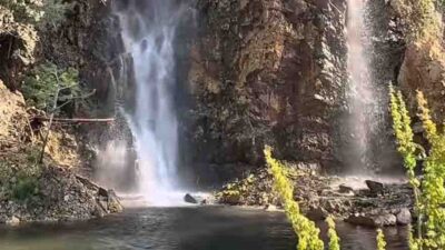 Erzincan’ın Refahiye ilçesine bağlı Akarsu köyünde, doğayla uyumlu şekilde inşa