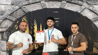 İzmir’de Türkiye Kickboks Federasyonu tarafından düzenlenen ve ülke genelinden yüzlerce