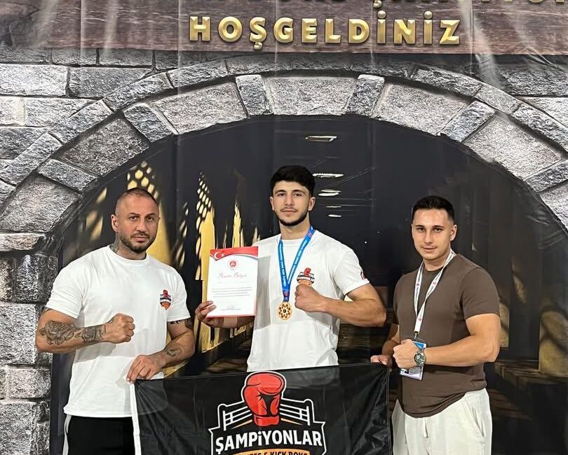 İzmir’de Türkiye Kickboks Federasyonu tarafından düzenlenen ve ülke genelinden yüzlerce