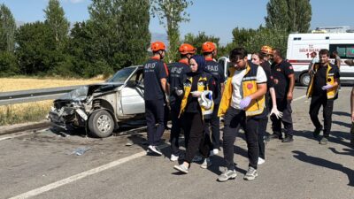 Erzincan’ın Çağlayan Yolu Mollaköy mevkiinde meydana gelen zincirleme trafik kazasında