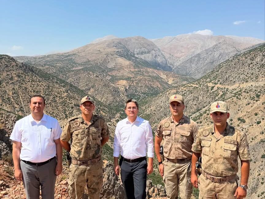 Kemaliye Kaymakamı Emirhan Arıkan, beraberindeki heyetle birlikte ilçeye bağlı Barasor