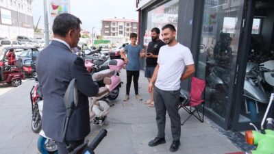 Erzincan Belediye Başkanı Bekir Aksun, şehir merkezindeki esnafları ziyaret ederek