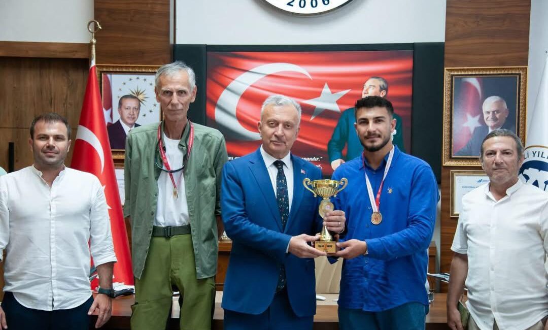 Erzincan Binali Yıldırım Üniversitesi (EBYÜ) Spor Bilimleri Fakültesi öğrencilerinden oluşan
