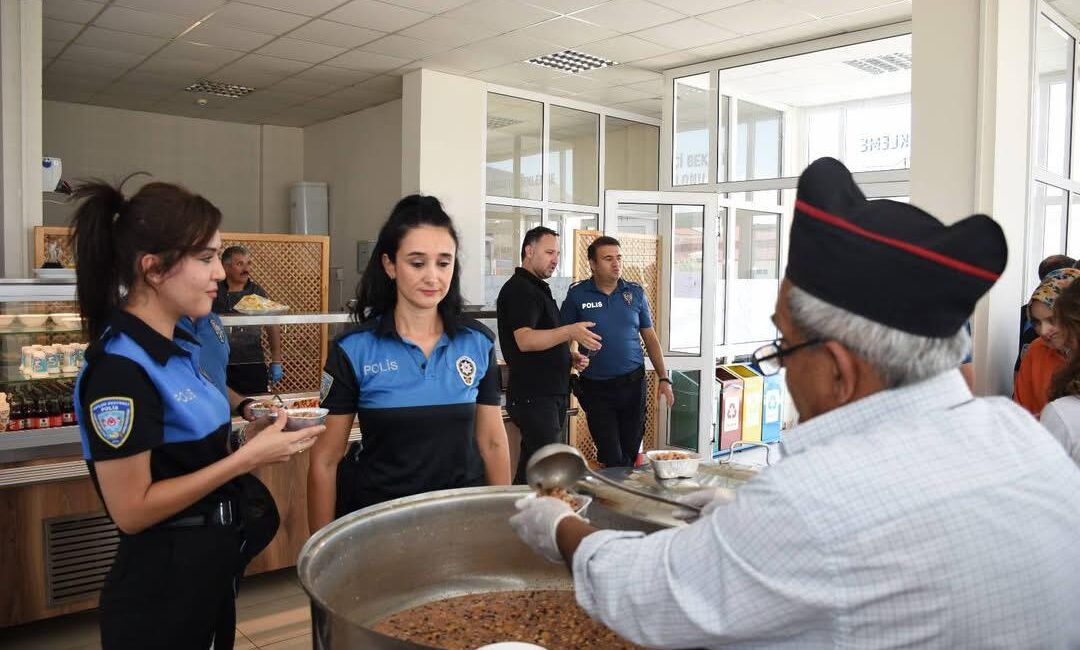 Erzincan İl Emniyet Müdürlüğü’nde gerçekleştirilen aşure ikramı programı, birlik, beraberlik