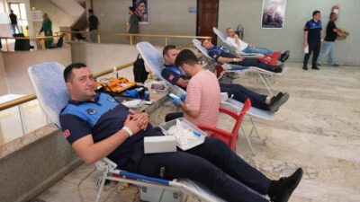 Erzincan Belediyesi personeli, Türk Kızılayı tarafından yürütülen kan bağışı kampanyasına