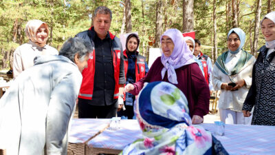 Erzincan’ın Refahiye ilçesinde, Refahiye Huzurevi Müdürlüğü’nde kalan yaşlılar için anlamlı