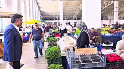 Erzincan’da köylerde kendi imkânlarıyla ürettikleri ürünleri halk pazarına getiren vatandaşlar,
