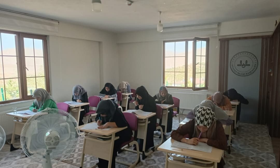 Erzincan’ın İliç ilçesinde Hanife-Zekeriya Oğuz Hafızlık Kız Kur’an Kursu öğrencileri