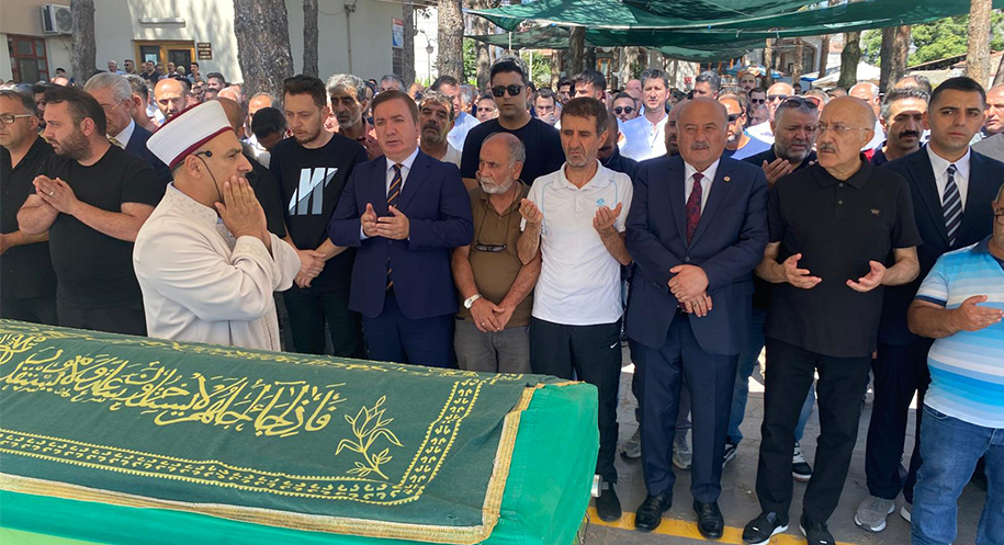 Erzincan Uluköy’ün eski Belediye Başkanı Yaşar Kocatürk, sevenlerinin gözyaşları arasında