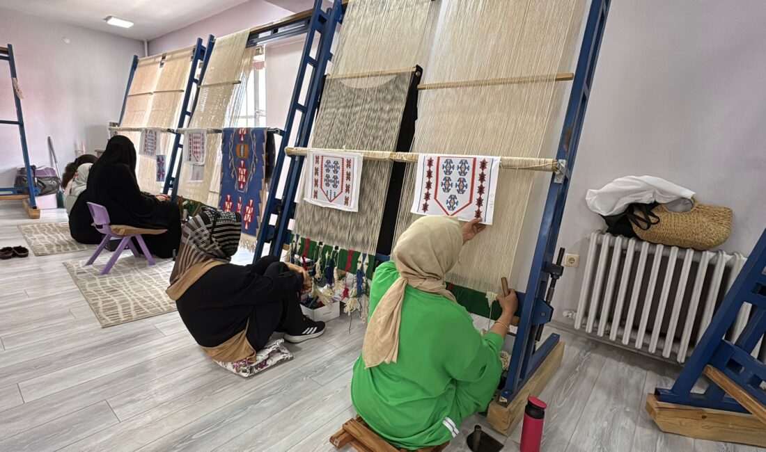 Erzincan Belediyesi’nin kadınlara yönelik düzenlediği “Cengerli Kilim Dokuma Kursu” başladı.