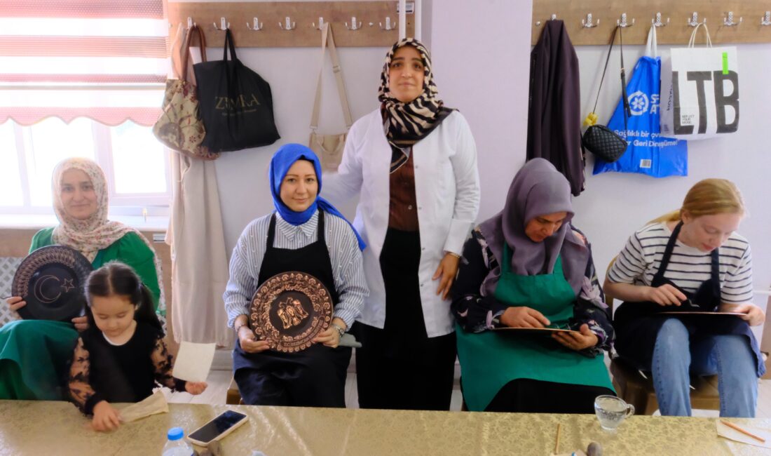 Türkiye’de çelik-kalem ve bakır el işlemeciliği alanında görev yapan tek