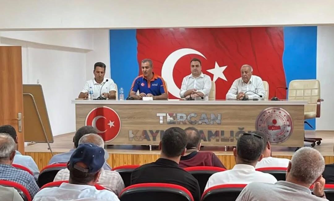 Tercan’da afet konutlarının teslim süreciyle ilgili bilgilendirme toplantısı yapıldı. İnşaatı