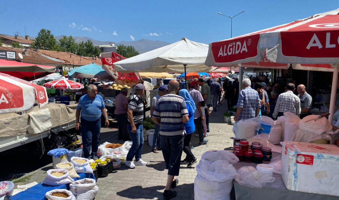 Erzincan’da her pazartesi günü kurulan geleneksel pazar, havaların sıcak olmasına