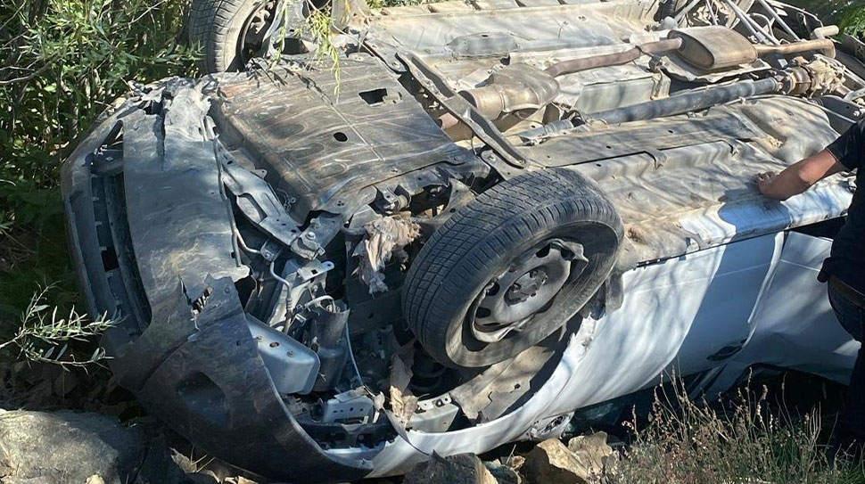 M. Enes SEVİLİR Erzincan’da kontrolden çıkan bir otomobilin dereye devrilmesi