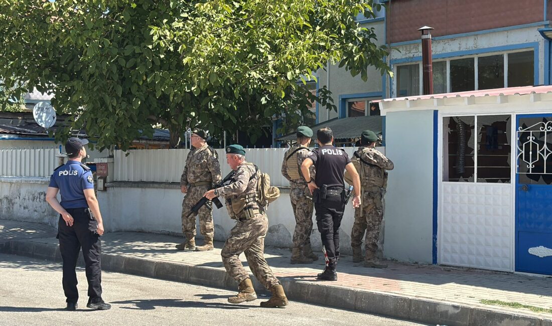 Erzincan’ın Mimarsinan Mahallesi’nde çıkan silahlı kavgada 1 kişi yaşamını yitirirken,