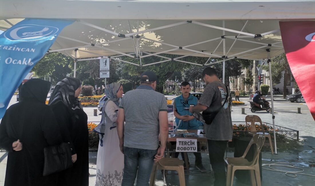Erzincan’da üniversite tercih sürecinde olan gençlere destek amacıyla Ülkü Ocakları