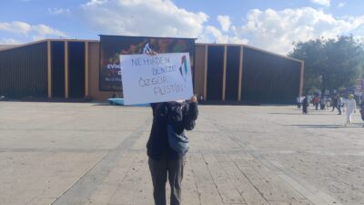  Erzincan Dörtyol Meydanı’nda, aktivist Ulya Netrason’un Filistin’de yaşanan insanlık dramına