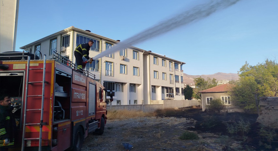 Haber: Muhammed Enes Sevilir Erzincan’ın Cumhuriyet Mahallesi’nde çıkan bahçe yangını
