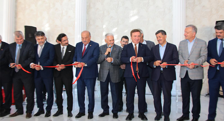 Erzincan’ın Refahiye ilçesi, modern bir düğün salonu ve öğretmenevine kavuştu.