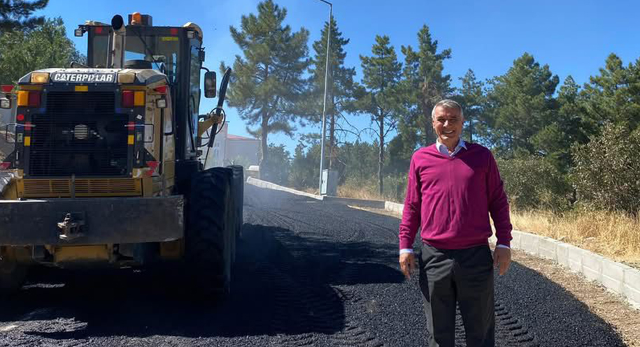 Erzincan’ın Kemah ilçesinde belediye ekipleri, yol yapım ve asfalt çalışmalarını