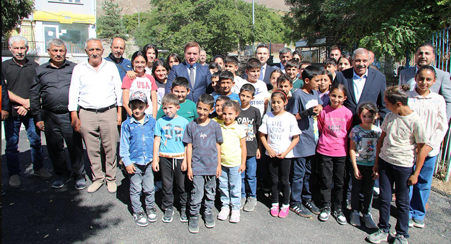 Erzincan Valisi Hamza Aydoğdu, beraberinde Erzincan Belediye Başkanı Bekir Aksun,