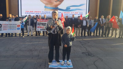 Dörtyol Kızılay Meydanı’nda düzenlenen protestoda, Gazze’de yaşanan insanlık dramına dikkat