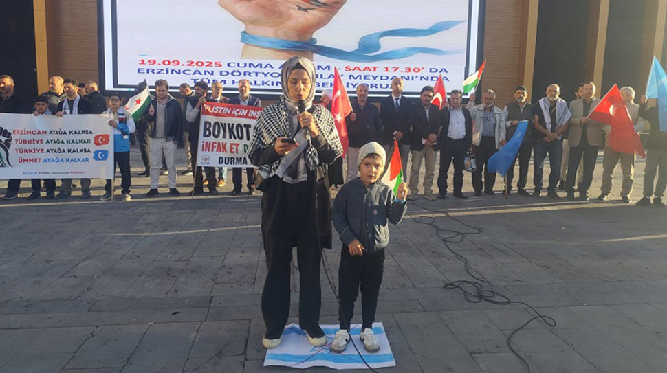 Dörtyol Kızılay Meydanı’nda düzenlenen protestoda, Gazze’de yaşanan insanlık dramına dikkat