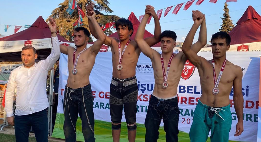 Erzincanlı sporcular, Kahramanmaraş’ta düzenlenen Uluslararası Karakucak Güreşleri’nde büyük bir başarıya