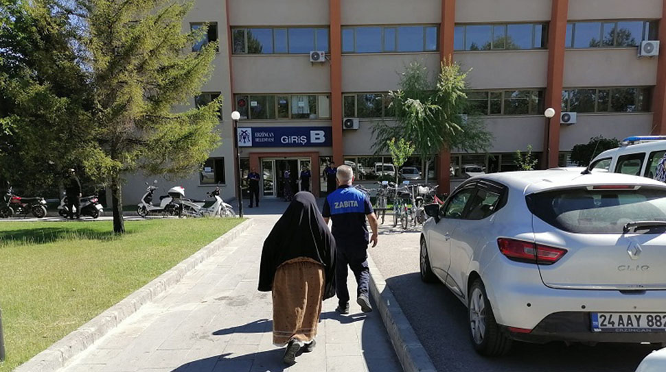 Erzincan Belediyesi Zabıta Müdürlüğü ekipleri şehir genelinde ekipleri, dilencilik faaliyetlerine