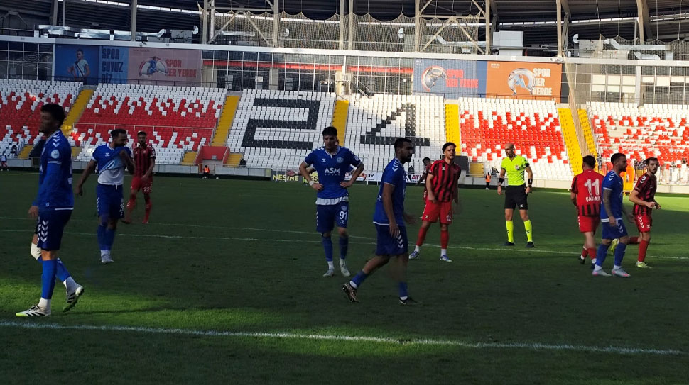 TFF 2. Lig ekiplerinden 24 Erzincanspor, sahasında Sincan Belediyesi Ankaraspor’a