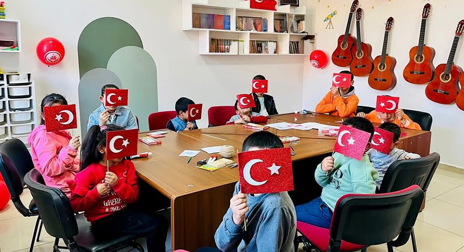 Minik Eller Cumhuriyet Coşkusunu Bayraklarla Anlattı Haber: Muhammed Enes Sevilir Erzincan Aile ve Sosyal Hizmetler İl