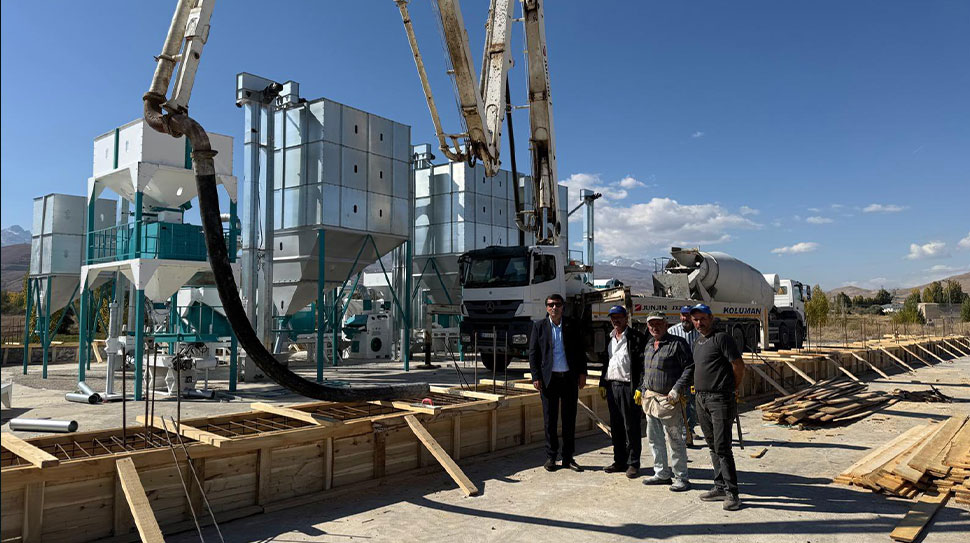 Çayırlı Belediye Başkanı Oktay Efe, ilçeye çekirdek fasulye ve buğday