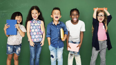 Okul çağı çocuklarının gelişiminde en büyük sorumluluğun ailelere düştüğünü belirten