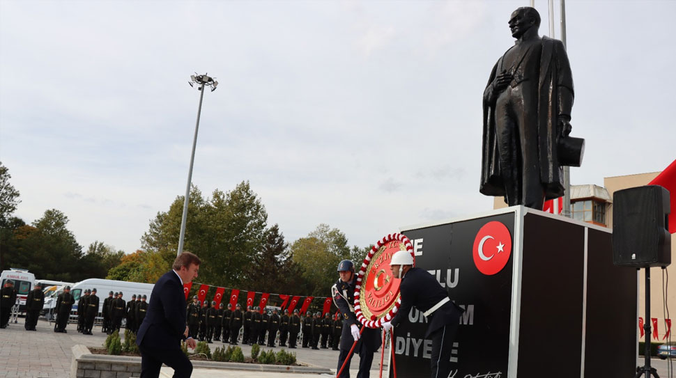 Erzincan’da 29 Ekim Coşkusu: Çelenk Sunma Töreni Düzenlendi Haber: Muhammed Enes Sevilir Cumhuriyetin 102. yıl dönümü dolayısıyla Erzincan