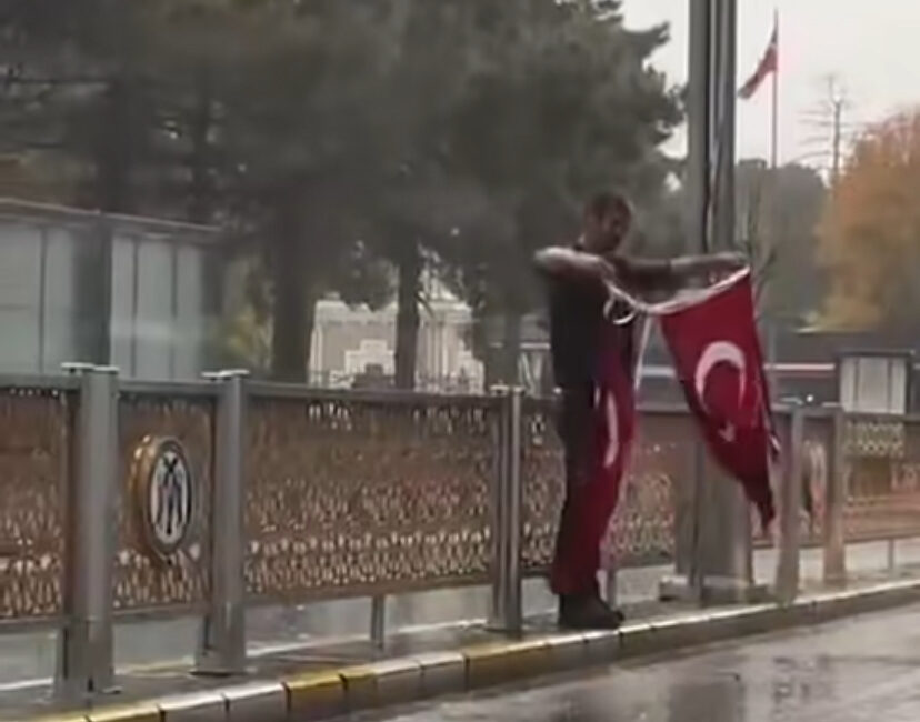 Yağmur ve Dolu Engel Olamadı: Erzincan’da Bayrak Sevgisi Duygulandırdı Haber: Muhammed Enes Sevilir Erzincan’da 29 Ekim Cumhuriyet Bayramı kutlamaları