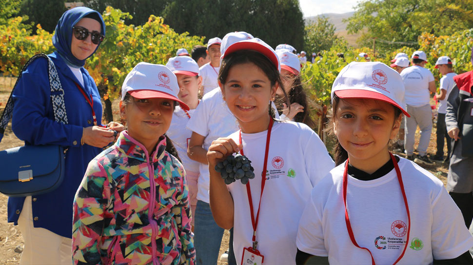 Haber: Muhammed Enes SEVİLİR Erzincan’da ilkokul öğrencilerine tarım ve doğa