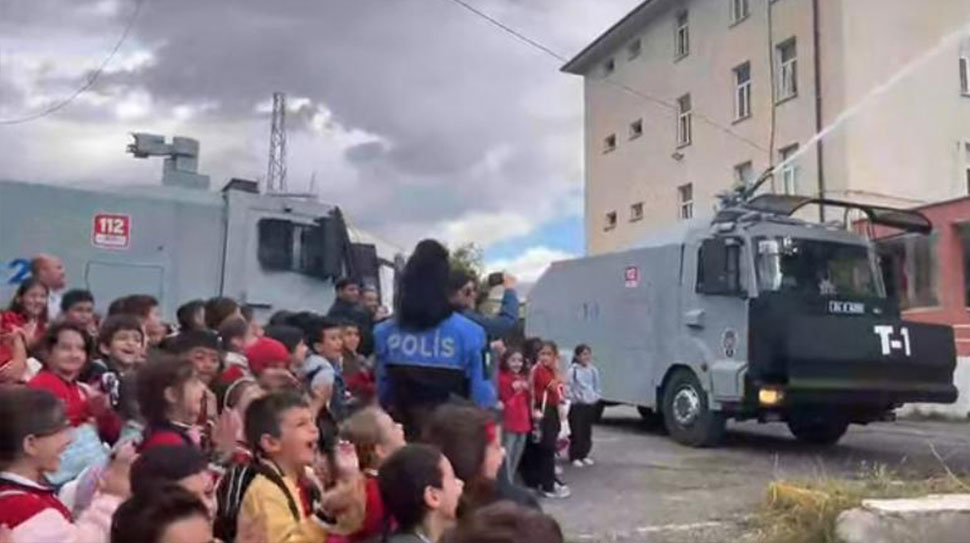 Haber: Muhammed Enes SEVİLİR Erzincan’ın Üzümlü ilçesinde öğrenciler, polis abi