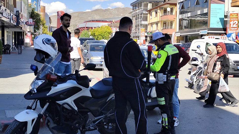  Erzincan İl Emniyet Müdürlüğü Trafik Şube ekipleri, kent genelinde gerçekleştirdiği