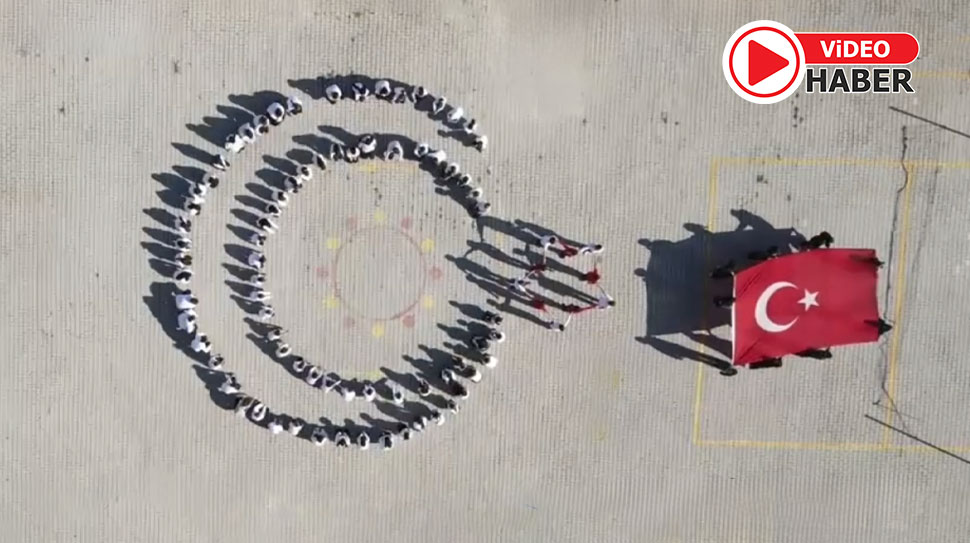 Minik Yüreklerden Büyük Bayrak Erzincan’da Hoca Ahmet Yesevi İmam Hatip Ortaokulu öğrencileri, 29 Ekim